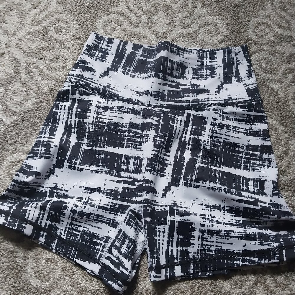 Buff bunny shorts black/white triggered pattern size small